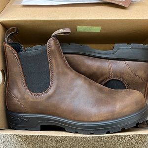 NWOT Blundstone Boots with box, insoles, and warranty card